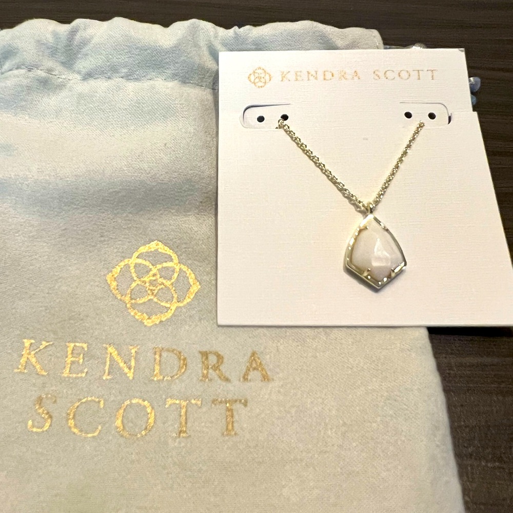 Kendra Scott necklace